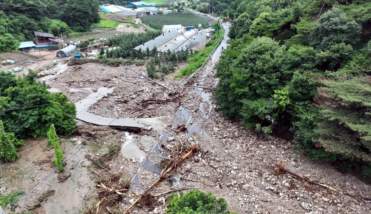 Otoritas setempat mengatakan, Korea Selatan kembali dikejutkan oleh cuaca ekstrem saat hujan deras mengguyur sejumlah wilayah pada Kamis (17/7/2025), dengan satu wilayah yang diguyur curah hujan paling banyak per jamnya. (YONHAP/AFP)