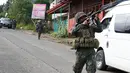 Tentara Filipina mengarahkan senjatanya saat bertempur melawan militan maute di kota Marawi, (28/5). Pasukan Filipina melancarkan serangan udara pada hari Minggu untuk mengusir militan yang terkait dengan kelompok ISIS. (AP Photo/Bullit Marquez)