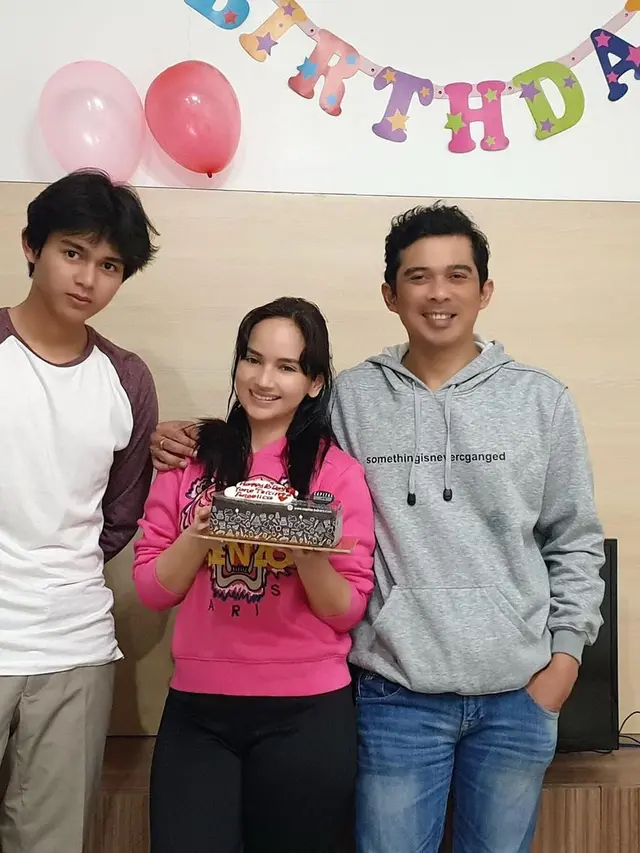 Umumkan Hamil Anak Pertama, Ini 6 Momen Manis Angelica Simperler dan Suami