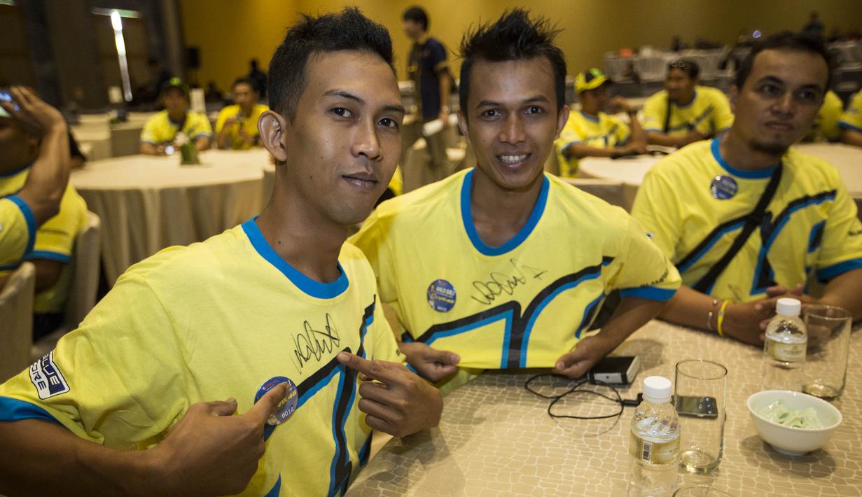 Penggemar Valentino Rossi menunjukkan tanda tangan sang idola saat acara peluncuran motor baru Yamaha di The Mulia Resort, Bali, Selasa (26/1/2016). (Bola.com/Vitalis Yogi Trisna)