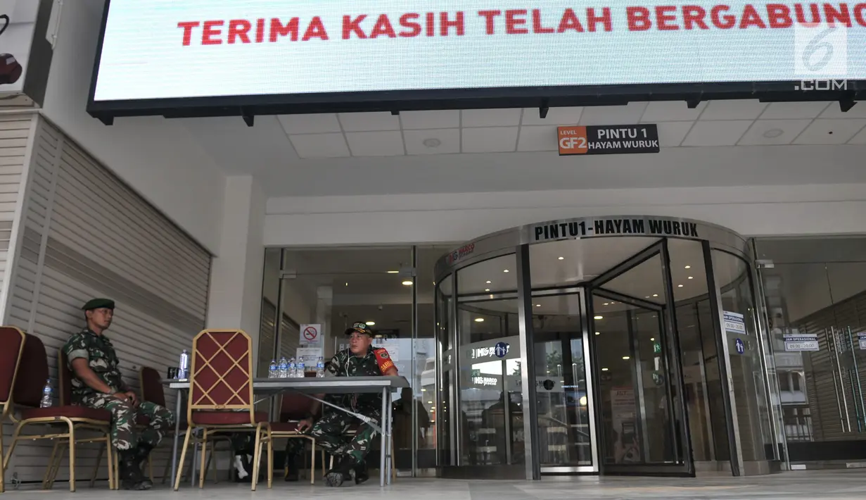 Personel TNI berjaga di pusat perbelanjaan kawasan Glodok, Jakarta, Kamis (27/6/2019). TNI dan Polri mengamankan sejumlah pusat perbelanjaan di Jakarta guna mengantisipasi hal tidak diinginkan saat pembacaan putusan sidang sengketa Pilpres 2019. (merdeka.com/Iqbal Nugroho)