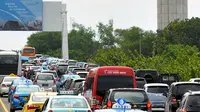 Ratusan kendaraan terjebak kemacetan di tol Bandara Soekarno Hatta, Cengkareng, Tangerang, Rabu (24/12). Meningkatnya penumpang pada Natal dan Tahun Baru tahun ini membuat kemacetan di Terminal 1 dan 2. (Liputan6.com/Faisal R Syam)
