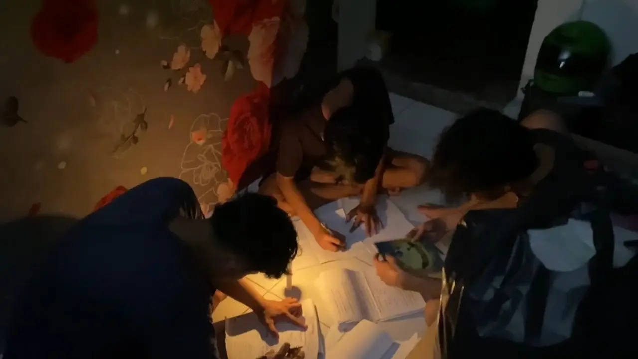 Anak penghuni eks rumah dinas TNI belajar di tengah mati lampu. (Liptan6.com/Dicky Agung Prihanto)