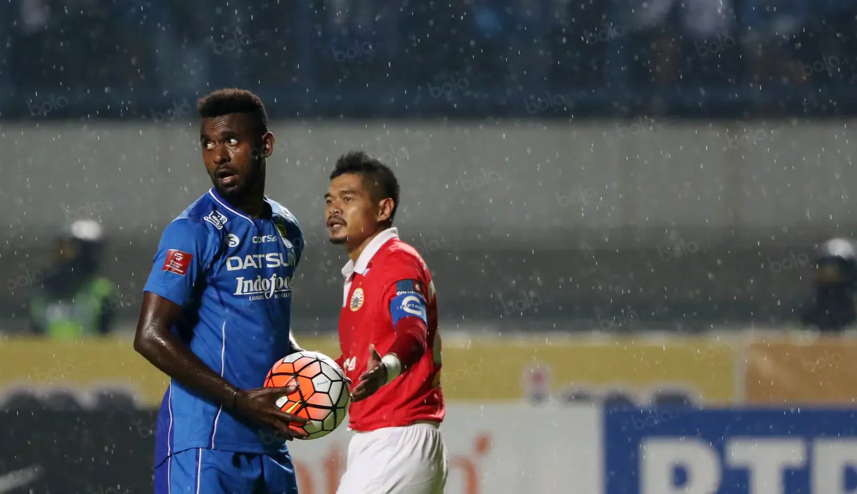 Benteng Persib Bandung, Yanto Basna  berhasil menahan laju Bambang Pamungkas pada laga Torabika SC 2016 di Stadion GBLA. Bandung, Sabtu (16/7/2016). (Bola.com/Nicklas Hanoatubun)