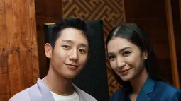 Pamer foto bareng Jung Hae In, bintang sinetron Kepompong ini sukses bikin iri. Bahkan tak sedikit warganet dan rekan artis yang ingin berada di posisi Mikha Tambayong karena bisa dekat dengan lawan main Jisoo di drama Korea Snowdrop tersebut. Meski sudah berusia 34 tahun, namun pesona Jung Hae In tetap bikin terpana. Selain pesona Jung Hae In, kecantikan Mikha Tambayong juga juga sukses bikin pangling. (Liputan6.com/IG/@miktambayong)