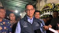 Gubernur DKI Jakarta Anies Baswedan takziah ke rumah duka korban meninggal insiden robohnya tembok pembatas MTSN 19 Pondok Labu, Jaksel. (Merdeka.com)