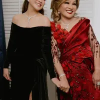 Intip pesona glamor Shandy Aulia di ulang tahun sang ibu yang ke-68 tahun (@shandyaulia)