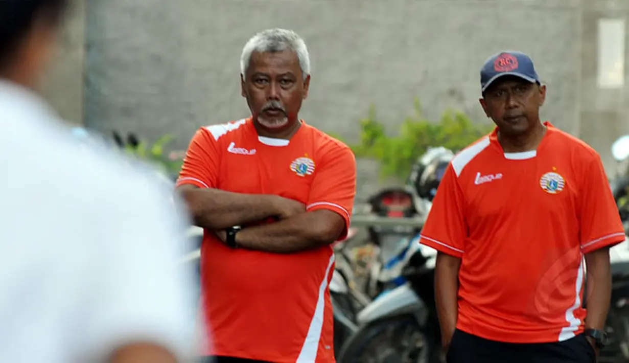 Pelatih Persija Jakarta, Rahmad Darmawan (kanan) memperhatikan timnya berlatih halaman Hotel Ibis Padang, Sabtu (17/1/2015). Persija akan berhadapan dengan Sriwijaya FC di laga perdana SCM Cup 2015 Grup A. (Liputan6.com/Johan Tallo)