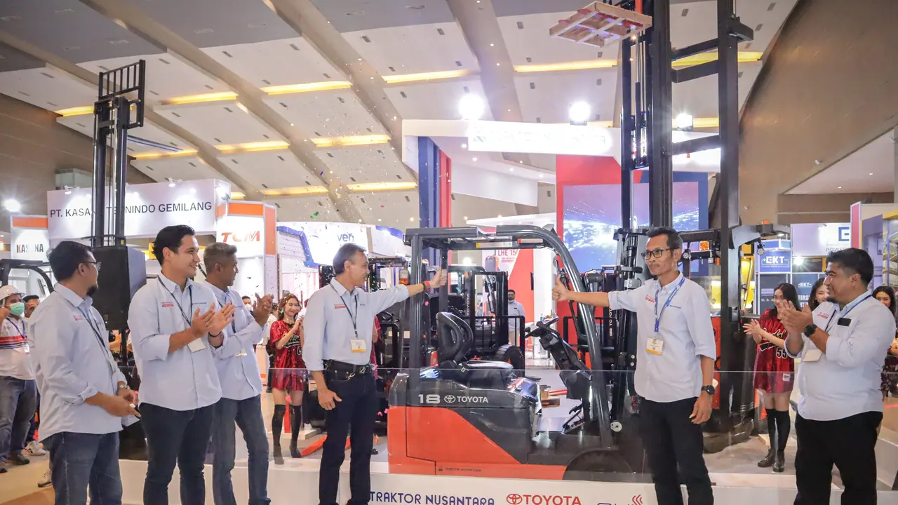 Traktor Nusantara di Pameran Forklift Indonesia