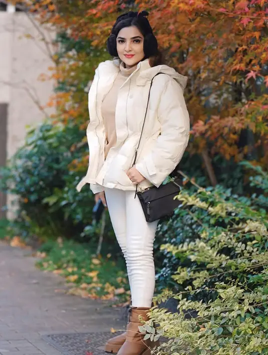 Ashanty juga memilih liburan ke Jepang dengan keluarganya. Ia tampil mengenakan jaket tebal putih dipadukan celana panjangnya dan inner turtleneck coklat. Melengkapi tampilan dengan penutup kuping hitam serasi dengan mini sling bagnya. Sepatu boots coklat pun dikenakan. [@ashanty_ash]