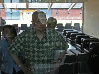 Vice Presiden Olympic Council of Asia (OCA), Wie Jizhong (tengah), saat meninjau Stadion Utama Gelora Bung Karno, Jakarta, Rabu (13/4/2016). (Bola.com/Nicklas Hanoatubun)