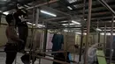 Pedagang mulai memindahkan barang dagangannya di Tempat Penampungan Sementara (TPS) Pasar Senen Blok III, Jakarta, Sabtu (7/2/2015). (Liputan6.com/Johan Tallo)