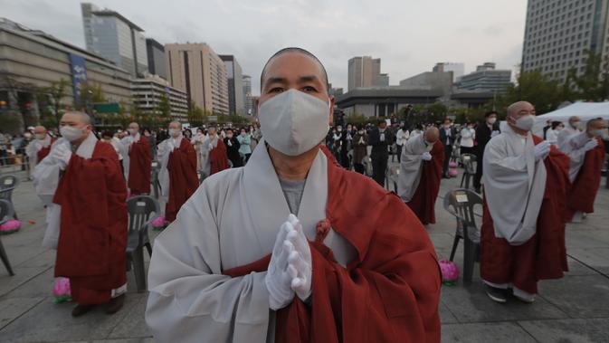 ULANG TAHUN BUDDHA: Biksu mengenakan masker saat merayakan ulang tahun Buddha di Gwanghwamun Plaza, Seoul, Korea Selatan, Kamis (30/4/2020). Ulang tahun Buddha kali ini dirayakan di tengah pandemi virus corona COVID-19. (AP Photo/Ahn Young-joon)