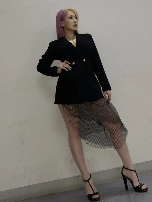 Jamie pun tampil stylish mengenakan blazer oversize yang ia jadikan dress. Dipadukan dengan skirt veil dan heels hitam. (@jiminxjamie)