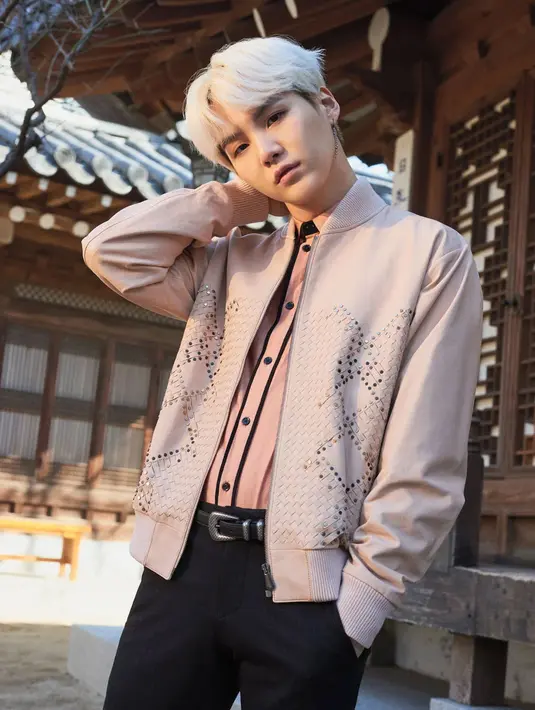 Saat pemotretan dengan Billboard, Suga BTS tampak mengenakan jaket mereka Bottega Veneta. Jaket berwarna peach rose ini berharga Rp 82 juta. (Foto: koreaboo.com)