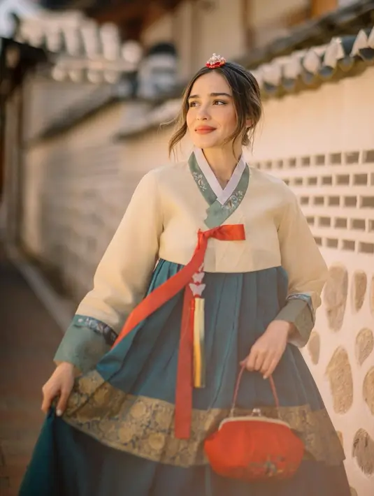 Wajahnya dirias makeup natural yang flawless, sementara rambutnya ditata bergaya tradisional Korea dengan hiasan kepala yang khas bak di drama Korea. [@yaswildblood]