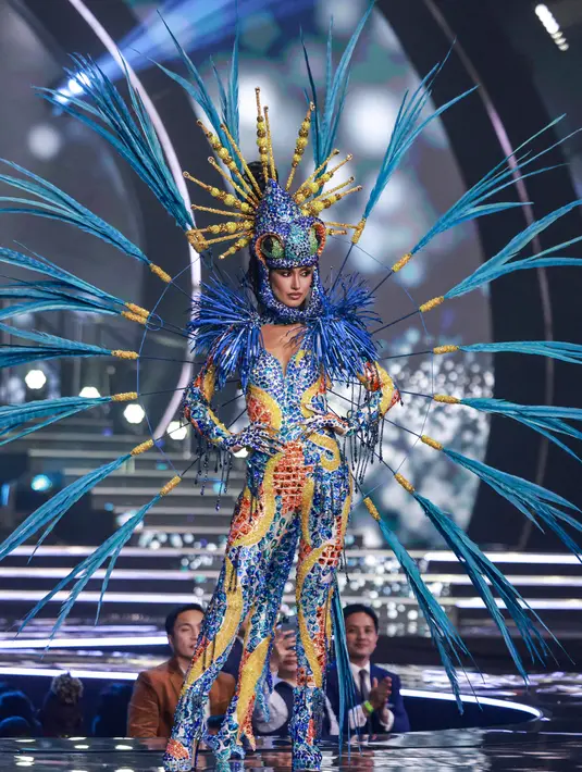 Miss Spanyol Sarah Loinaz tampil pada presentasi kostum nasional kontes kecantikan Miss Universe ke-70 di Eilat, Israel, 10 Desember 2021. Para kontestan dari berbagai negara dengan apik mengeksekusi kostum nasionalnya dan berlomba-lomba menjadi yang terbaik. (Menahem KAHANA/AFP)