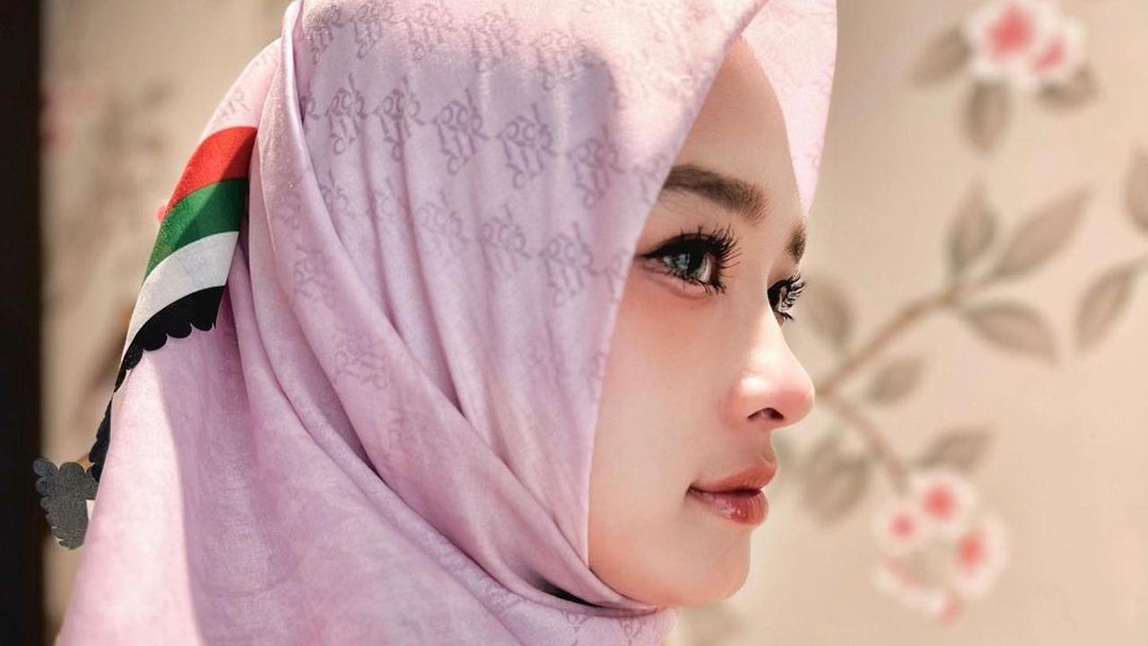 Inara Rusli Membuat Hijab Motif Bendera Palestina