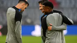 Penyerang Barcelona, Ansu Fati (kanan) bersama rekan setimnya Sergio Busquets dan Robert Lewandowski menghadiri sesi latihan tim di Munich, Jerman selatan (12/9/2022). Barcelona kini berada di posisi pertama klasemen sedangkan Munchen berada di peringkat kedua dengan tiga poin yang sama. (AFP/Christof Stache)