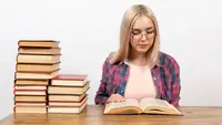 Ilustrasi membaca buku, cerita sejarah pribadi. (Photo created by KamranAydinov on www.freepik.com)