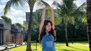 Denim jumpsuit ini juga bisa jadi inspirasi tampil stylish. Tanpa innerwear, Rebecca Klopper bergaya kasual mengenakan denim jumpsuit pendek. Foto: Instagram.