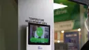 Sebuah layar menunjukkan suhu tubuh pengunjung di bilik disinfeksi mobile di Korea International Exhibition Center di Goyang (18/11/2020). Korsel memutuskan untuk menaikkan satu level dari lima tingkat aturan social distancing di tengah melonjaknya kembali infeksi COVID-19. (Xinhua/Wang Jingqiang)