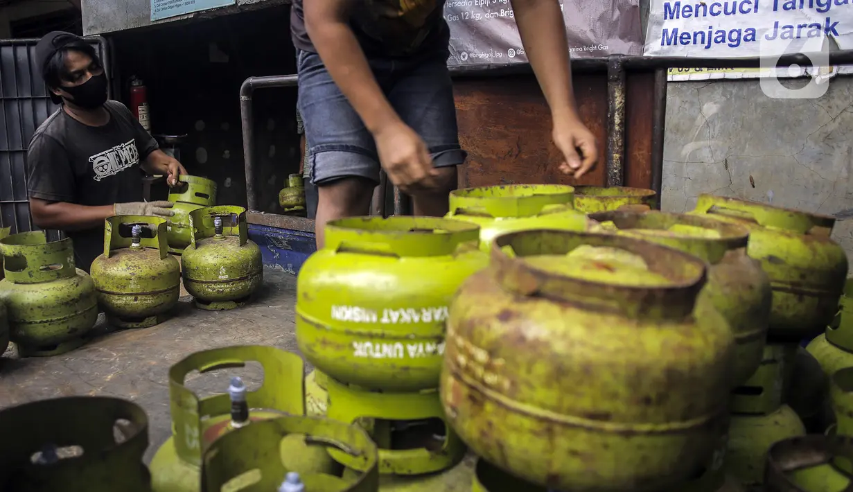 Pekerja saat bongkar muat elpiji 3 kilogram dari truk di Jakarta, Selasa (4/5/2021). Kepala Bidang Energi Dinas Tenaga Kerja Tranmigrasi dan Energi DKI Jakarta Edward mengatakan stok elpiji ukuran 3 kilogram dinyatakan aman hingga H+7 hari raya Idul Fitri. (Liputan6.com/Johan Tallo)
