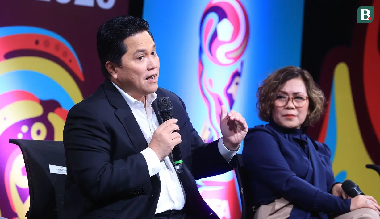 <p>Ketua umum PSSI, Erick Thohir bersama Director Programming SCM, Harsiwi Achmad dalam konferensi pers pengumuman SCM sebagai pemegang hak siar Piala Dunia U-17 2023, Selasa (3/10/2023) di SCTV Tower, Jakarta. (Bola.com/Muhammad Iqbal Ichsan)</p>