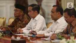 Presiden Joko Widodo menerima dan beraudiensi dengan delegasi Aksi Stop TBC Dunia di Istana Merdeka, Jakarta, Senin (9/12/2019). Delegasi Aksi Stop TBC Dunia itu dipimpin oleh Ketua Forum Stop TB Partnership Indonesia (FSTPI) Arifin Panigoro. (Liputan6 com/Angga Yuniar)
