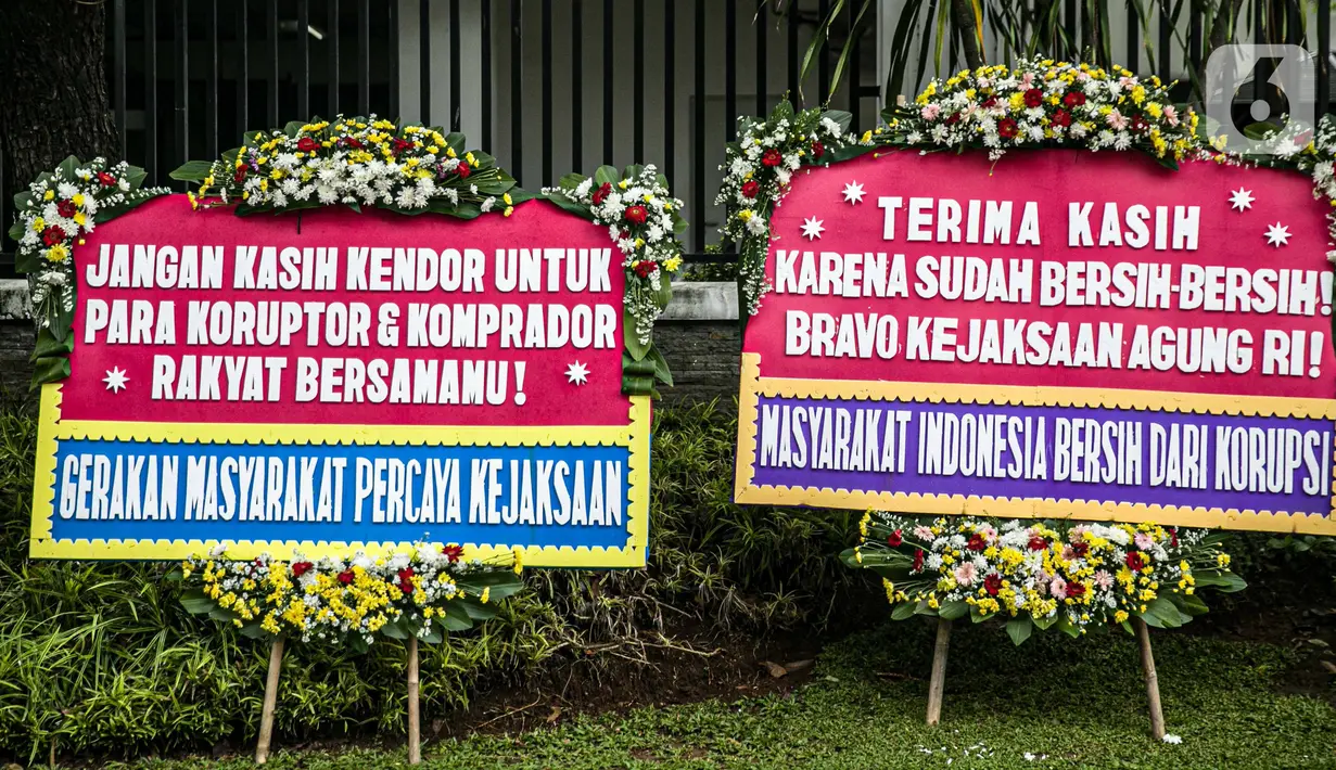 Karangan bunga berjejer di depan Gedung Kejaksaan Agung RI, Jakarta, Selasa (27/10/2020). Karangan bunga berasal dari korban terdampak kasus asuransi Jiwasraya yang mengharapkan kasus mega skandal itu bisa segera tuntas dan memberikan keadilan bagi mereka. (Liputan6.com/Faizal Fanani)