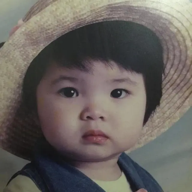Menikah di Usia 29 Tahun, Ini 6 Potret Lawas Masa Kecil Tina Toon