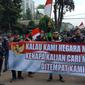 Ratusan pengemudi ojek online atau ojol menggelar aksi unjuk rasa memprotes pernyataan bos taksi Malaysia di depan Gedung Sate, Kota Bandung, Selasa (3/9/2019). (Liputan6.com/Huyogo Simbolon)