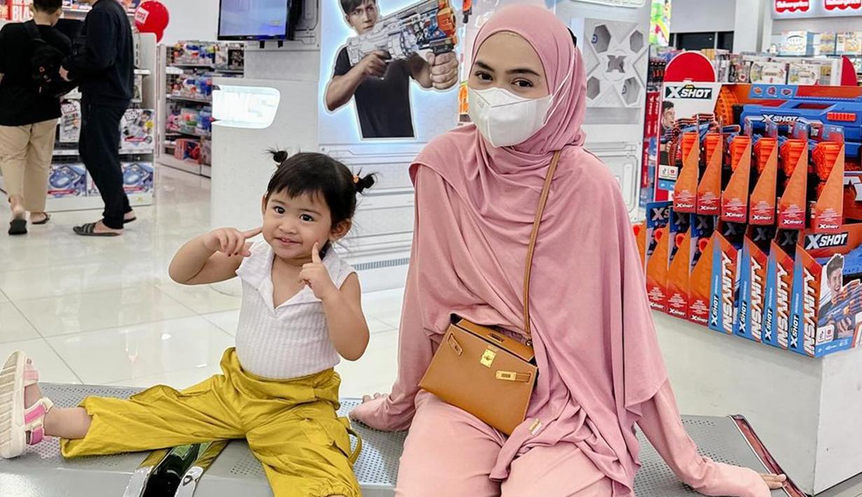 Sudah berusia dua tahun, Moana tampak semakin pintar dalam berpose. Saat kamera mengarah kepadanya, Moana langsung tersenyum dengan jari tangan diarahkan ke pipi. Sejak kecil, Ria Ricis berusaha membentuk citra Moana menjadi seorang yang pemberani dan mencintai alam. (Liputan6.com/IG/@riaricis1795)