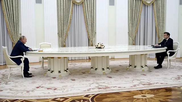 FOTO: Rusia - Ukraina Memanas, Emmanuel Macron Temui Vladimir Putin di Moskow