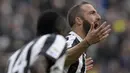 Striker Juventus, Gonzalo Higuain, merayakan gol yang dicetaknya ke gawang Benevento pada laga Serie A Italia di Stadion Allianz, Turin, Minggu (5/11/2017). Juventus menang 2-1 atas Benevento. (AFP/Miguel Medina)