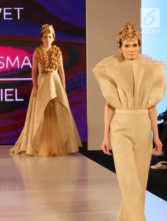 Model memperagakan busana dalam gelaran Fashion Nation 2018 di Senayan City, Jakarta, Senin (16/4). AkzoNobel, perusahaan cat terkemuka melalui Dulux Ambiance berkolaborasi dengan tiga desainer lokal. (Liputan6.com/Immanuel Antonius)