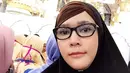 Saat ibadah umrah, Maia Estianty tampil cantik dengan mengenakan hijab berwarna hitam. (foto: instagram.com/maiaestiantyreal)