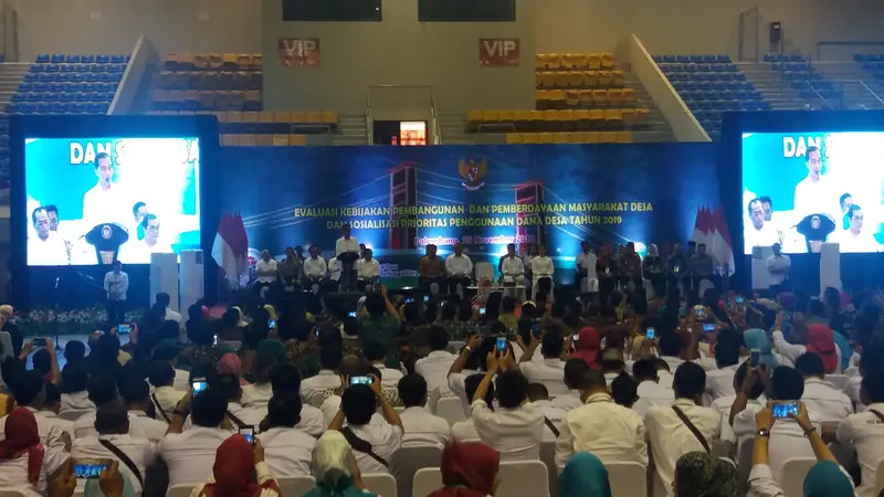 Presiden Jokowi dalam acara Evaluasi Kebijakan Pembangunan dan Pemberdayaan Masyarakat Desa dan Sosialisasi Prioritas Penggunaan Dana Desa di  Palembang Sport and Convention Center, Sumatera Selatan. (Liputan6.com/Hanz Jimenez)