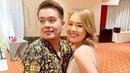 Amanda Manopo tidak hanya hadir di pernikahan Glenca dan Rendi sebagai tamu undangan, tapi juga masuk dalam jajaran bridesmaid. Amanda tampil stunning dengan balutan dress tanpa lengan yang memiliki potongan rendah di bagian dada. Sedangkan di bagian paha, dress tampak membelah tinggi. (Liputan6.com/IG/@amandamanopoupdatesz)