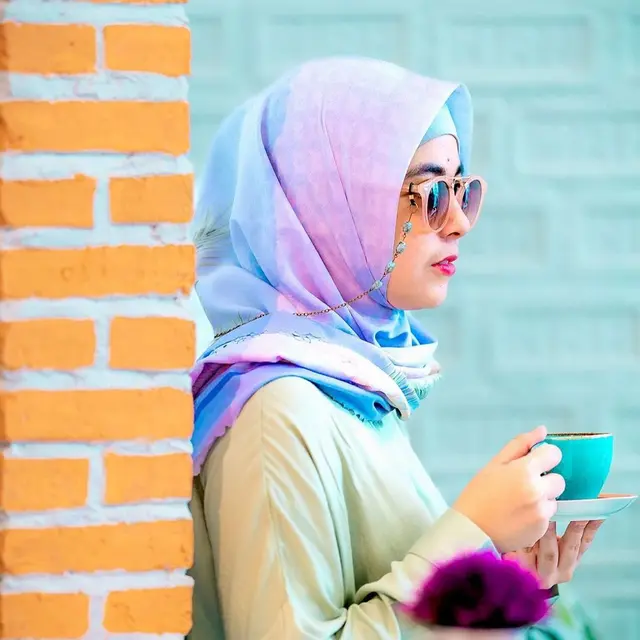 Identik Penampilan Syari, Ini 6 Gaya Risty Tagor Pakai Pashmina hingga Segi Empat