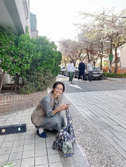 Gemasnya Han Hyo Joo berjongkok di pinggir jalan. Menunjukkan sisinya yang realistis meski berpredikat artis terkenal. (Foto: Instagram/ hanhyojoo222)