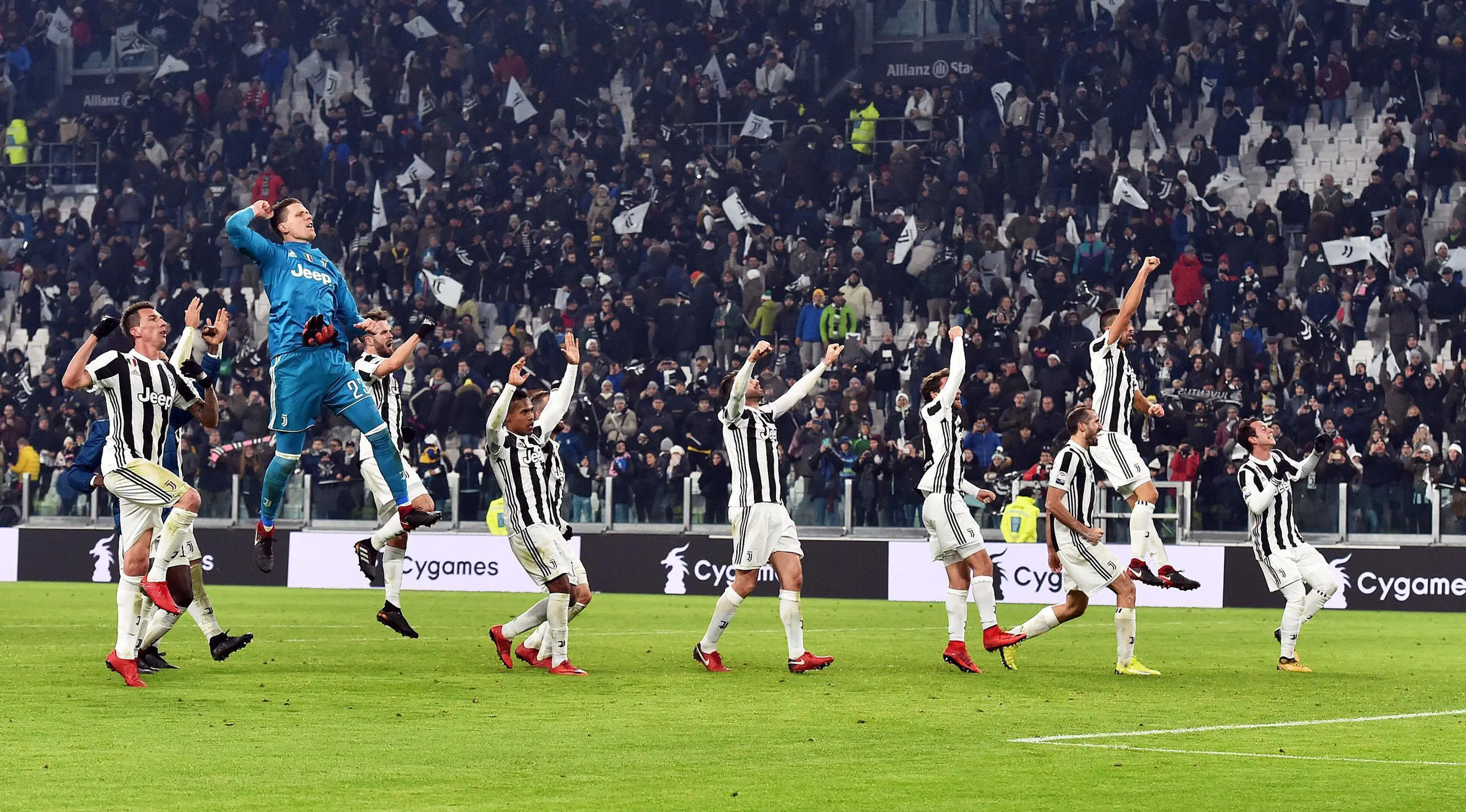 Pemain Juventus merayakan kemenangan mereka usai melawan Roma dalam pertandingan Liga Italia di Turin, Italia (23/12). Pada pertandingan ini Juventus menang 1-0 atas Roma. (Andrea Di Marco / ANSA via AP)