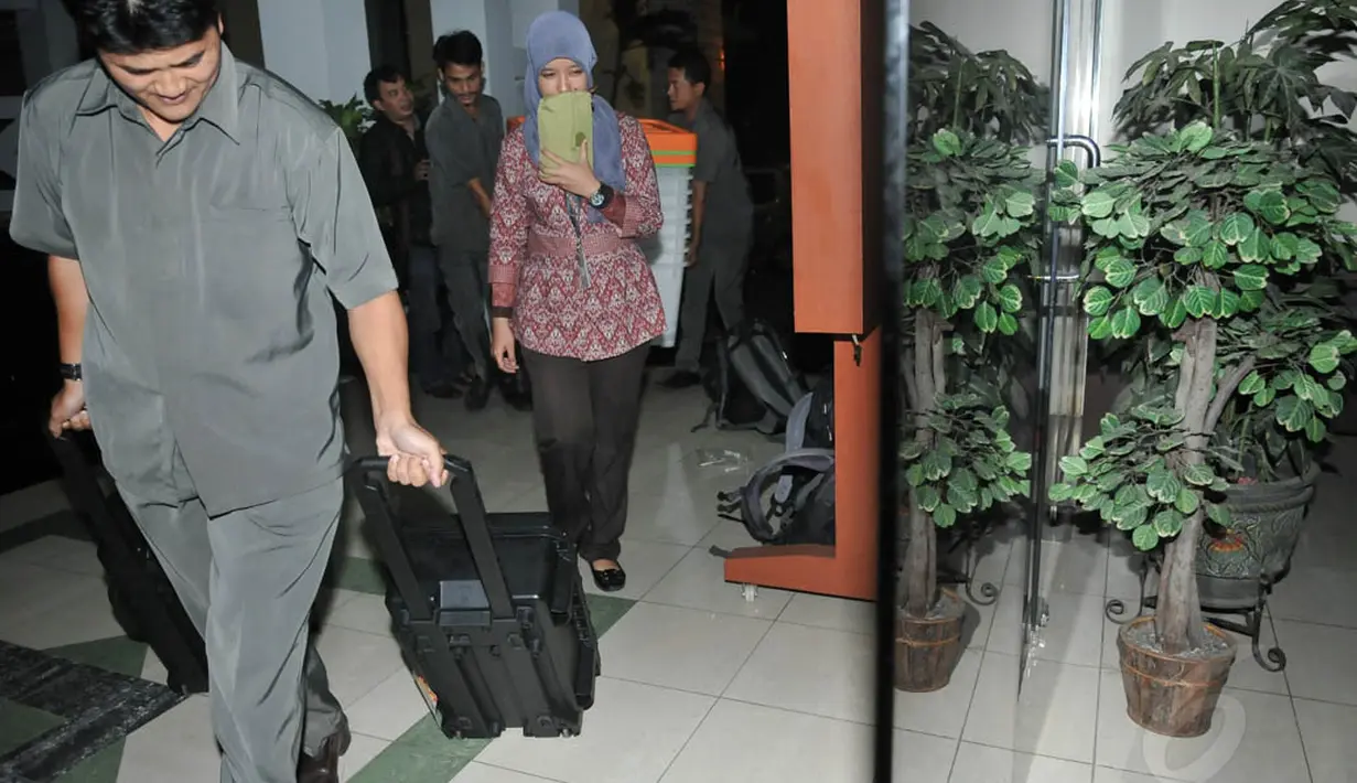 Petugas terlihat membawa koper hitam dan kotak besar berwarna oranye usai melakukan penggeledahan di kantor Kementerian Agama, Jakarta, Kamis (22/5/14). (Liputan6.com/Johan Tallo)