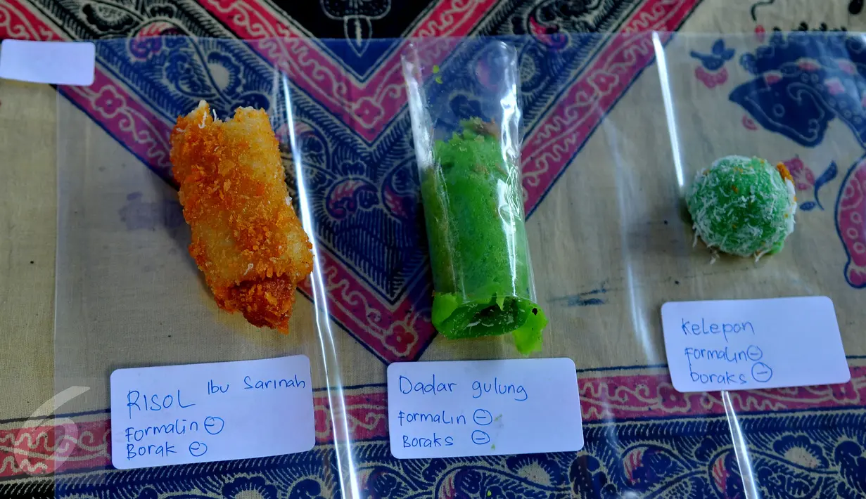 Sejumlah makanan diambi BPOM untuk diuji usai sidak di Bendungan Hilir, Jakarta, (10/6). Pengujian makanan takjil untuk memastikan apakah takjil yang dijual bebas dari bahan bahaya seperti rodhamin B, formalin dan boraks. (Liputan6.com/Gempur M Surya)