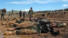 Pasukan perempuan Peshmerga menggulingkan badannya di tanah saat berlatihan dalam upacara kelulusan di Kota Soran, Irak, Rabu (12/2/2020). Latihan militer pasukan bersenjata Kurdi tersebut dilakukan sekitar 100 kilometer timur laut ibu kota otonomi wilayah Kurdi di Irak, Arbil. (SAFIN HAMED/AFP)
