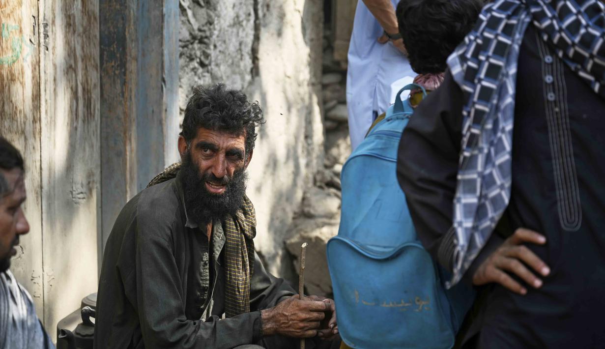 Kementerian Kesehatan Afghanistan menyatakan jumlah korban tewas kemungkinan terus bertambah seiring dengan operasi penyelamatan yang masih berlanjut di sejumlah daerah terpencil. (AP Photo/Nava Jamshidi)