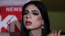 Marvia Malik, pembawa berita transgender pertama di Pakistan, melakukan wawancara di tempat kerjanya, saluran televisi Kohenoor, di Lahore, Selasa (27/3). Transgender sendiri belum menjadi golongan yang diterima secara luas di Pakistan. (AP/K.M. Chaudary)