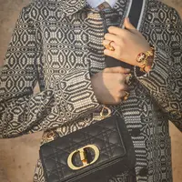 Dior hadirkan koleksi tas terbarunya, Dior Caro dengan proses pembuatan yanag begitu rumit.