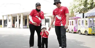 Keluarga Aurel Hermansyah dan Atta Halilintar tak ketinggalan merayakan HUT ke-78 RI mengenakan kaus merah dengan gambar bendera RI. [Instagram/aurelie.hermansyah]