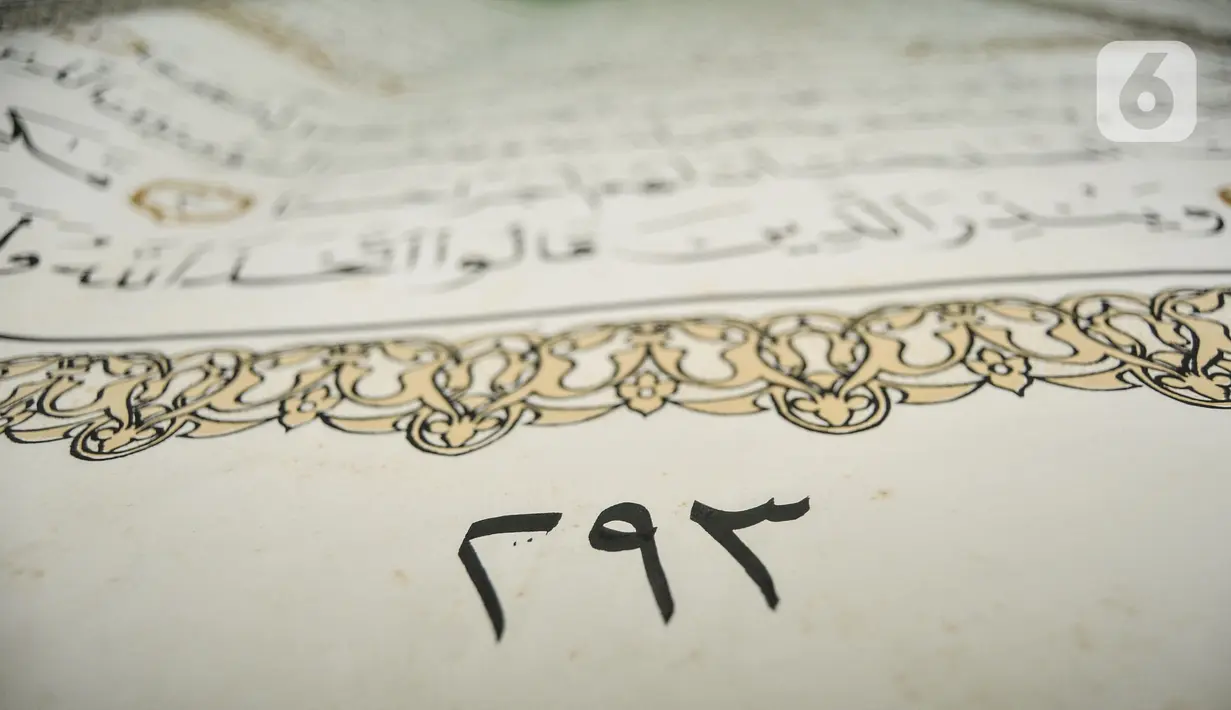 Kondisi kertas Alquran raksasa koleksi Perpustakaan Jakarta Islamic Center (JIC) masih terawat di Jakarta Utara, Kamis (22/4/2021). Alquran raksasa itu merupakan pemberian dari Universitas Sains Alquran Wonosobo sebagai penghargaan atas berdirinya masjid JIC pada 2002. (merdeka.com/Iqbal S Nugroho)